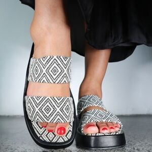 Minx Breeze Aztec Sandals Size 7
